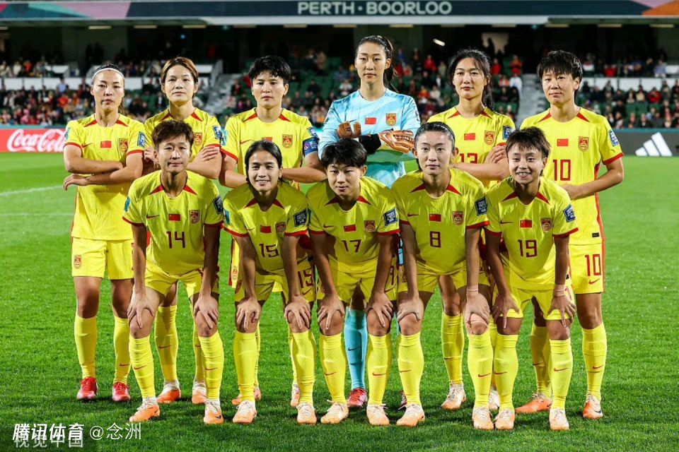 沈腾演的这个反派也很不一样，“变脸”成外国人，鹰钩鼻、大背头，特效妆做了“人造脸皮”，热到得往人造脸皮上“扎孔散热”